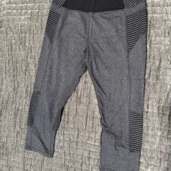 Grey capri leggings with black stripes #activewear