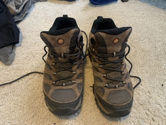 Hiking Boots - Merrell Moab Mid 3