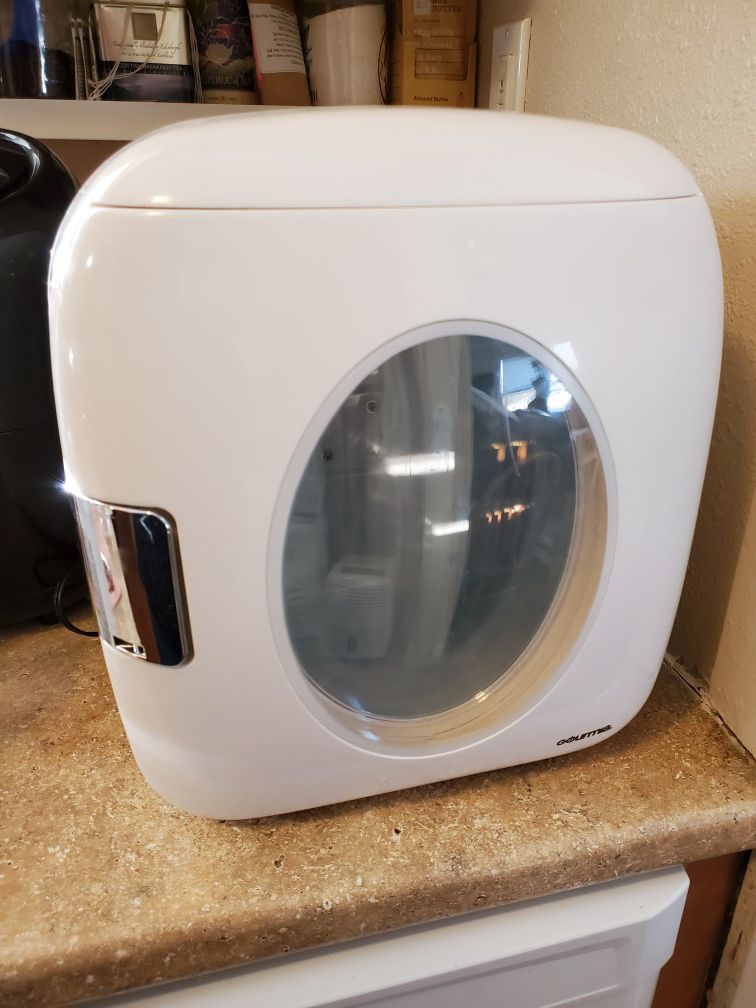 Small electric cooler/warmer