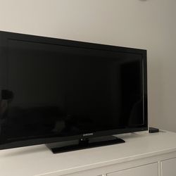 40" inch Samsung TV television with Apple TV