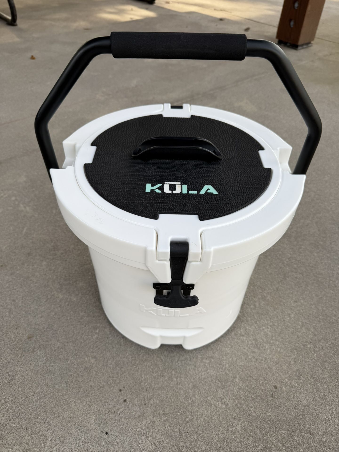 Kula 5 gallon White cooler bucket in excellent condition.
