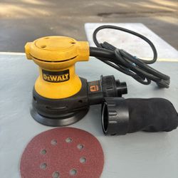 DeWalt 5” Hook n Loop Random Orbital Palm Sander-DW421-Like New, 3 Amp, Dust Bag, Discs, 9’ Cord