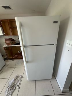 Frigidaire Top-Freezer Refrigerator