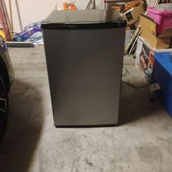 Hisence 4.4 Cubic Inch Mini Refrigerator