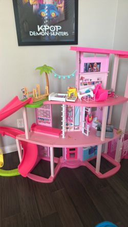Barbie house 8 Barbies