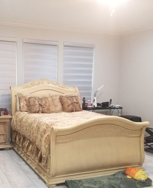 Ivory Color Queen Bed, Wood Base, Box Springs, Sealy Matteress