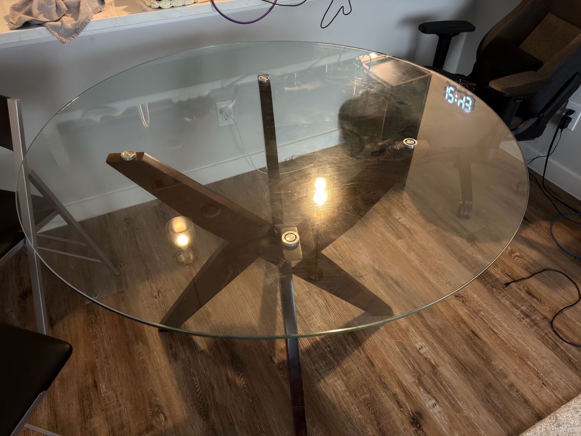 Dining table 48in diameter 6-8people extra wooden legs