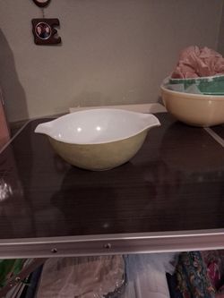 Vintage Avocado green "Cinderella" mixing bowl