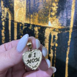 10k HEART CHARM 