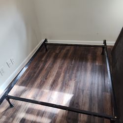 Adjustable twin/full metal bed frame