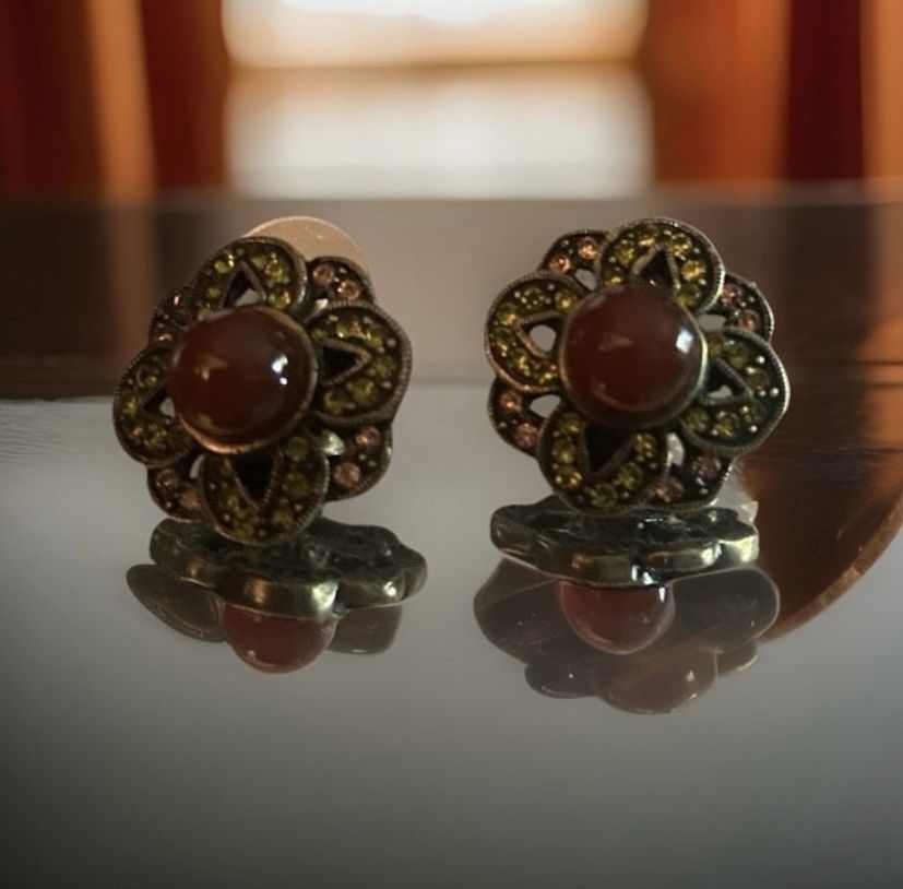 Women’s LaVintage Antique Gold vibrant Multicolor beautiful carnelian flower stud earrings.