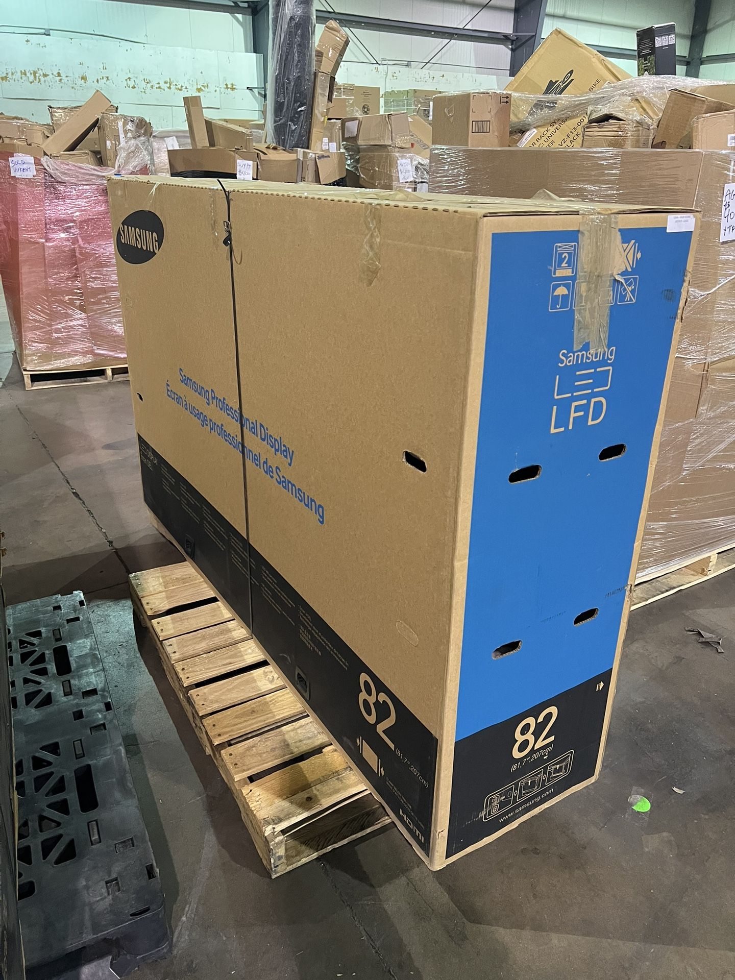 82” Samsung DM82D - DM-D Series 82" Edge-Lit LED Display