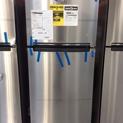 Whirlpool 28” W Refrigerator Compatable With EZ Connect Ice Maker 18 Cu Ft 