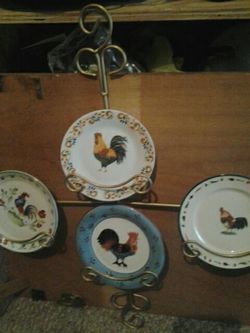 New 4pc decorative rooster plates with rack