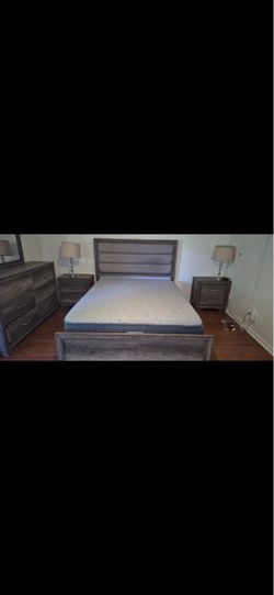 Gray Wood Bedroom Set with Bed Frame and Nightstands