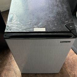 Magic Chef Mini Refrigerator 
