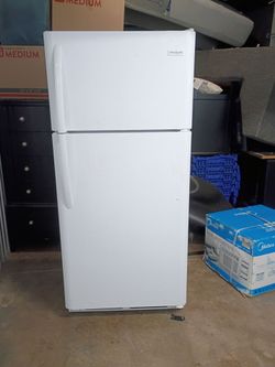 Frigidaire Top-Freezer Refrigerator White