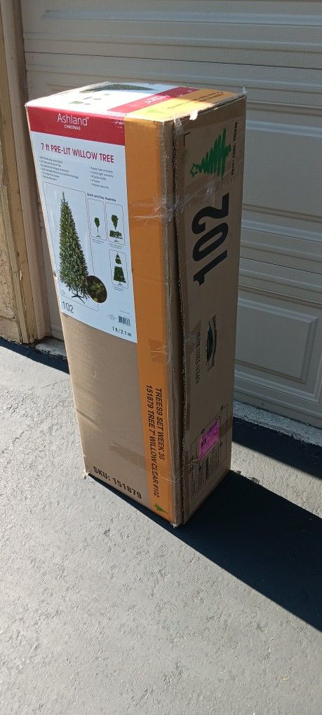 Ashland Christmas Tree 7ft Pre-Light Willow 3 Step Assembly 300 Lights
