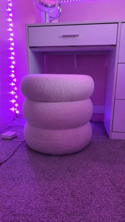Round white ottoman