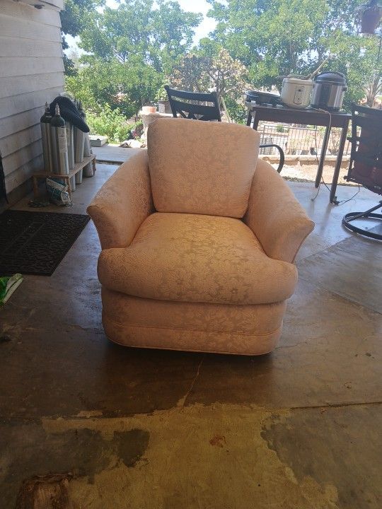 Mid-Century Blush Swivel Chair | Soft Vintage Aestheticโ