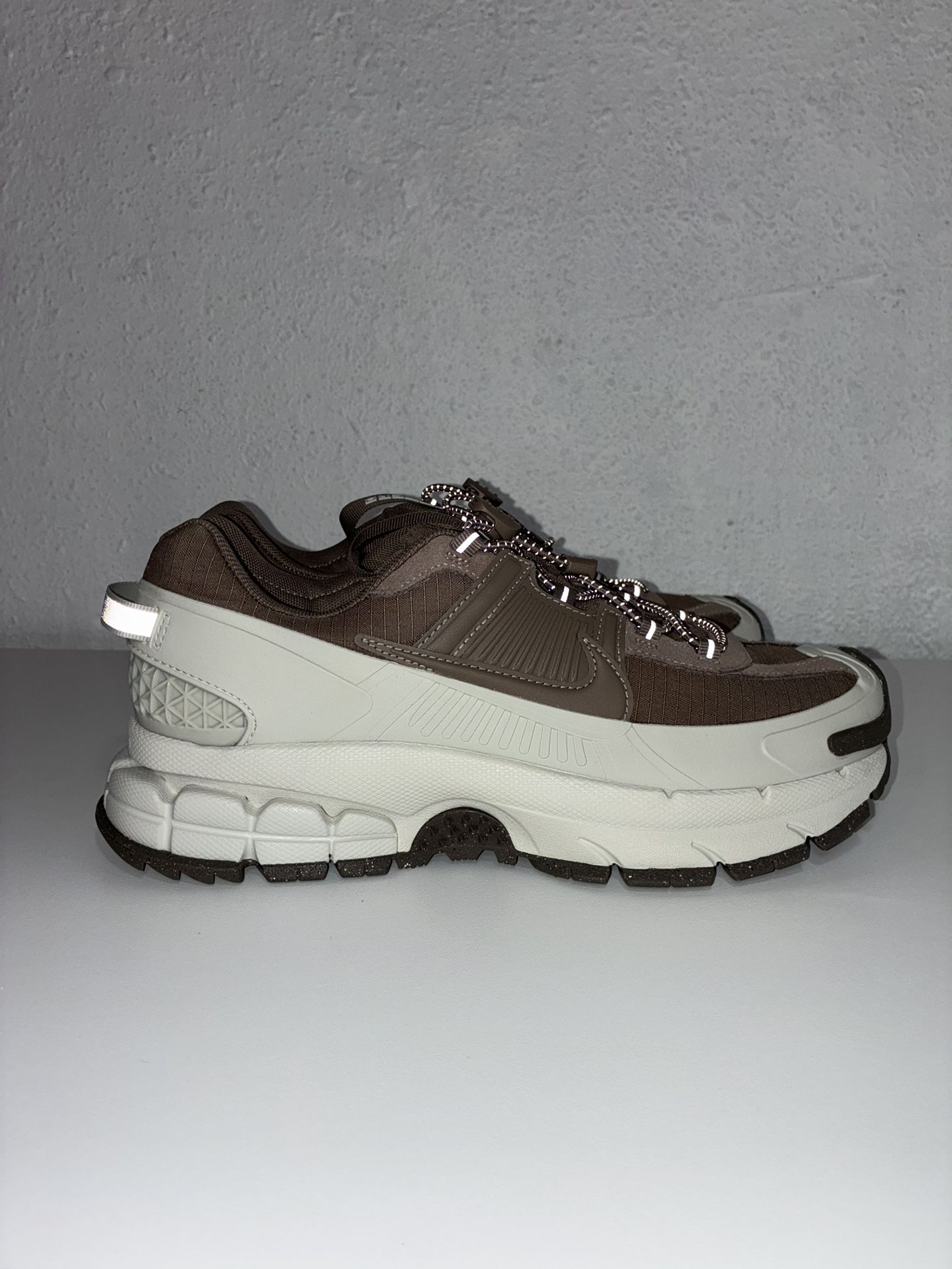(NEW) Nike Zoom Vomero Women’s Size 9.5 Roam Light Bone Mink Brown HQ2181-006