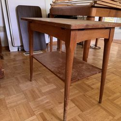 Vintage Mid Century Side Table / End Table with Shelf