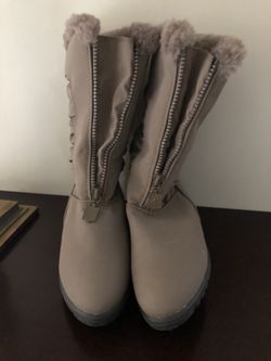 Women’s Danexx water resistant beige boots Size 6