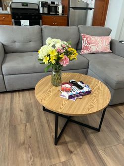 Modern Round Coffee Table – Excellent Condition