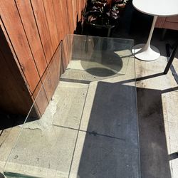 BEAUTIFUL GLASS TABLE - INSANE PRICE