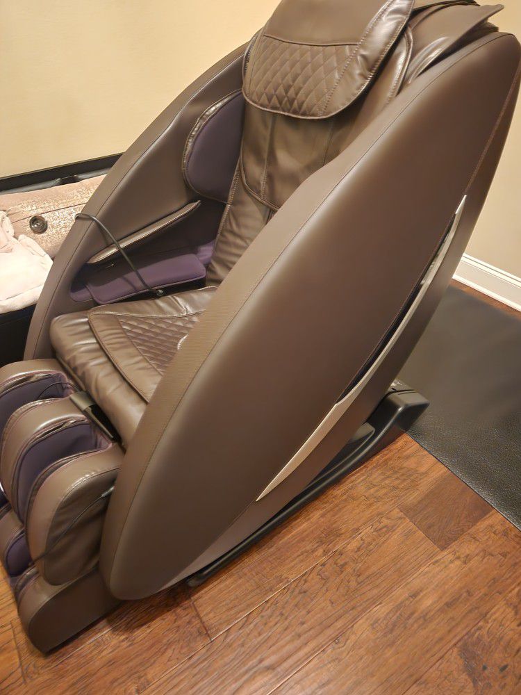 Brand New BROOKSTONE Ji ZERO GRAVITY Massage Chair