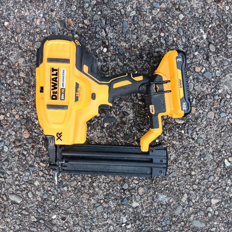 DeWalt DCN680 18gauge Brad Nailer Almost New With 3.0 Bat (no charger) Many Other Tools. Four Pick Up Fremont Seattle. No Low Ball/Trades Please