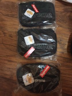 Supreme shoulder bags black