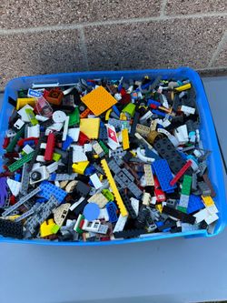 Box of random Lego pieces