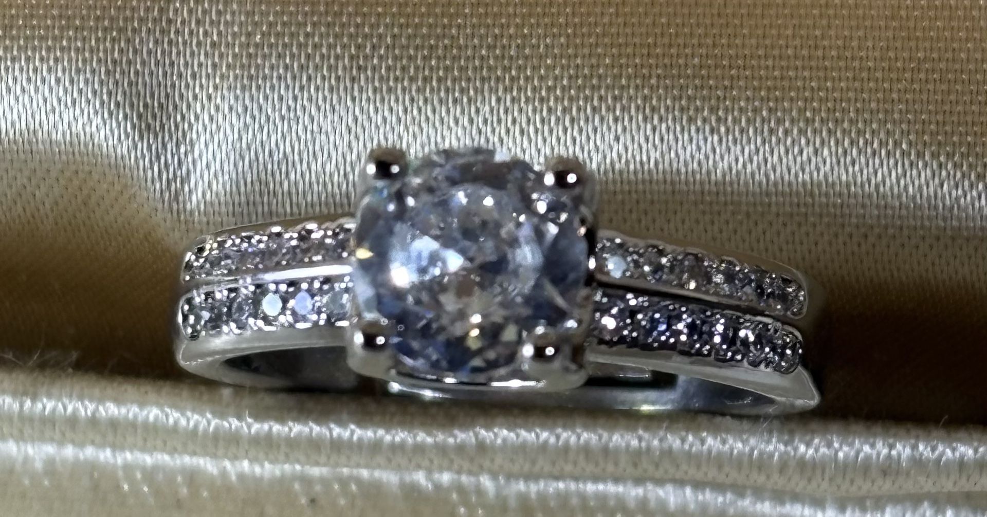 High Quality Moissanite Ring For Women Shiny Zircon One Carot Engagement Wedding Ring