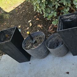 4 COMPOSITE RESIN FLOWER POTS