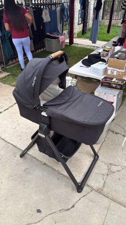 Nuna bassinet with base