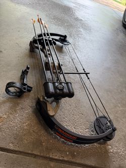 Bear Warrior God’s Country Camo Compound Bow with Arrows in good shape!