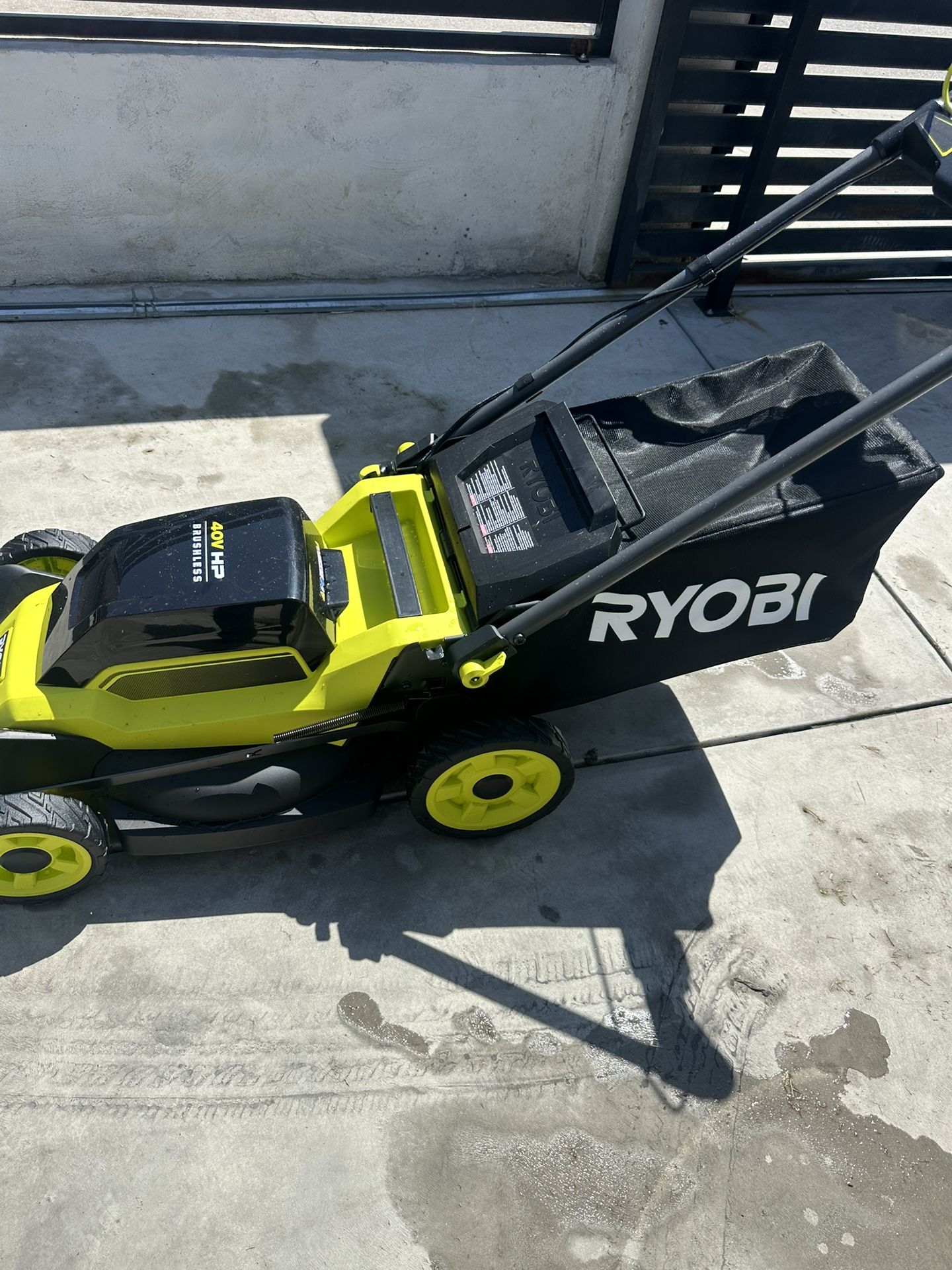 Lawnmower Rioby Con Battery Charger