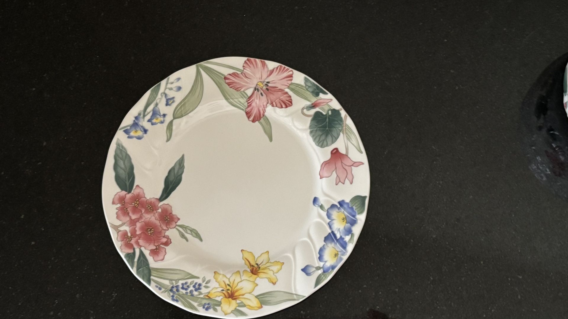 lot of 8 VILLEROY AND B0CH SALAD PLATES Pattern Flora Bella