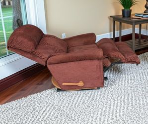 BURGUNDY LA-Z-BOY SWIVEL ROCKING RECLINER IN VERY GOOD CONDITION