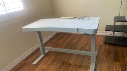 Desk with port for phone charger Cristal top