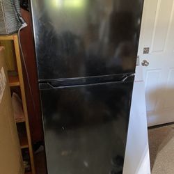 Insignia - 10 Cu. Ft. Top-Freezer small Two Door  Refrigerator - Black