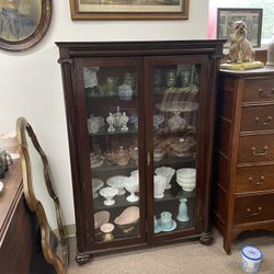 Wooden Mahogany Curio cabinet, Glass Shelves, Nice Dark Finish