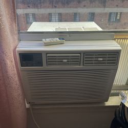 Airconditioner (window) + window mount