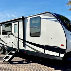 2020 OUTBACK ULTRA- LITE 1 slide out 32 Foot travel trailer