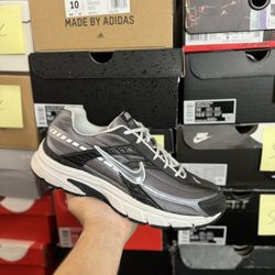 Nike Initiator White/Anthracite size 11 VNDS 