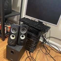 Gray Desktop/Mouse/ Keyboard/ Monitor/ Speaker