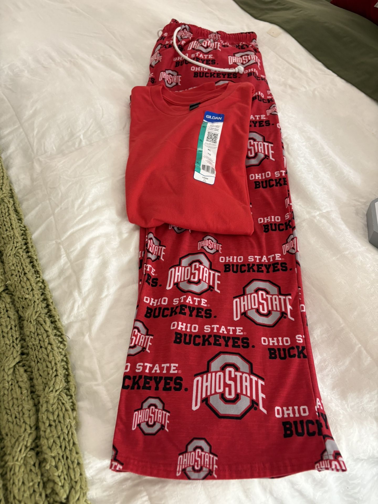 π Ohio State XL Pajamas Set, candle π―οΈ Neck Pillπ§βπ O Statue πand Christmas ornament π