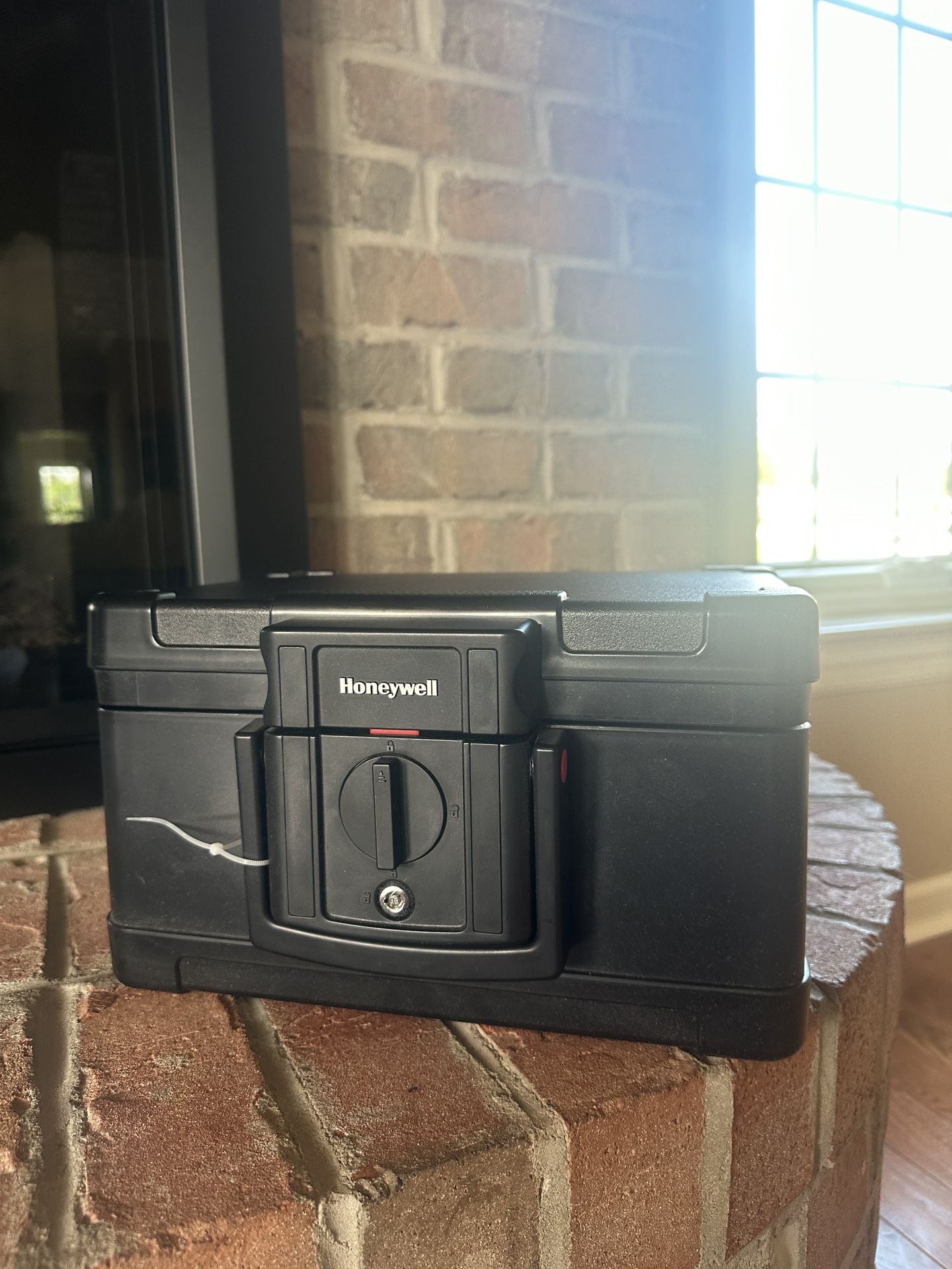 Honey Well Safe Black