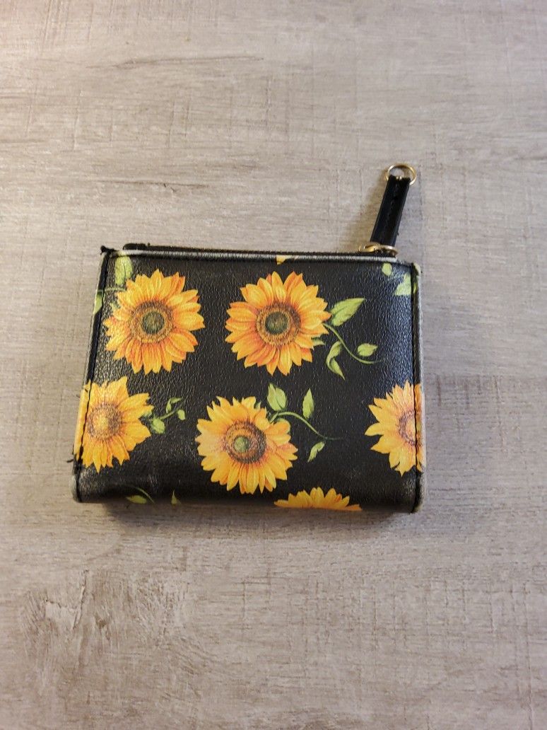 Sun Flower Wallet 🌻 Size . 5"× 4" .
